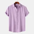 Detalle de camisa lavanda de hombre de manga corta con tejido texturizado y bolsillo. - 3XL / Tops / Púrpura