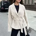 Elegante cremefarbene Wildlederimitat-Jacke mit Gürtel für Damen im Retro-Stil. - S / Oberteile / Beige