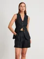 Photo de studio d'un mannequin portant un gilet en lin noir et un short assorti - S / Haut Et Bas / Noir
