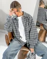 Détail lifestyle d'une femme portant une chemise à carreaux grise oversize. - S / Hauts / Carreaux Gris et Blanc