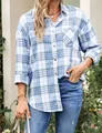 Vue détaillée de la chemise à carreaux bleue pour femme avec manches longues et boutons - S / Hauts / Bleu clair
