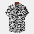 Primer plano de una camisa de hombre de manga corta con estampado de cebra y percha madera - M / Tops / Estampado de Cebra en Blanco y Negro (CS031)
