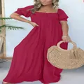 Detailansicht eines roten Damen-Jumpsuits in Übergröße mit Puffärmeln und Smok-Effekt - Fuchsia