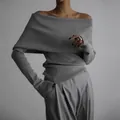 Pull élégant en maille côtelée grise avec col bateau pour un look d'automne chic - S / Hauts / Gris