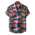 Detalle de cerca del vibrante estampado étnico geométrico en camisa de hombre - M / Parte Superior - Estilo de Impresión Patchwork (Z-PL05) / Púrpura