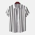 Vista frontale camicia da uomo a maniche corte con strisce verticali grigie e bianche - 3XL / Top / Grigio