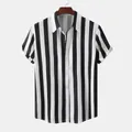 Dettaglio di camicia a maniche corte da uomo con righe verticali bianche e nere - 3XL / Top / Nero