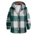 Vista de detalle de camisa de cuadros verde para hombre con capucha y botones - M / Tops / Verde