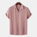 Vue de face d'une chemise rose poudré à manches courtes pour hommes sur un cintre en bois. - M / Hauts / Rose