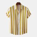 Vista frontale di una camicia da uomo a maniche corte con strisce verticali gialle e bianche. - 3XL / Top / Giallo