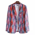 Detail eines schmal geschnittenen Herrenblazers mit buntem Federmuster-Print - M / Top (XF205)