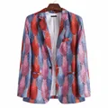Detail van een slim-fit herenblazer met een kleurrijk levendig verenpatroon - M / Top (XF205)