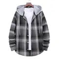 Dettaglio di una camicia a quadri grigia con cappuccio e maglietta bianca interna - Taglia S / Top (HC11) / Grigio