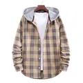 Dettaglio ravvicinato di una camicia con cappuccio a quadri gialli da uomo con bottoni - Taglia S / Top (HC12) / Kaki