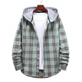 Dettaglio di una camicia scozzese da uomo con cappuccio e maniche lunghe casual. - Taglia S / Top (HC12) / Verde