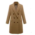 Vista frontal de un abrigo largo de lana camel para mujer con doble botonadura - S / Tops / Caqui