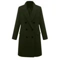 Vista frontal de un elegante abrigo largo de lana verde oscuro con doble botonadura para mujer - Verde oliva