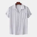 Detalle de camisa de playa para hombre de manga corta con rayas lavanda y blancas y un bolsillo. - 3XL / Tops / Rosa