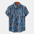 Detailansicht des lässigen Kurzarm-Strandhemdes für Herren mit blauem Stammesmuster - Blau Ethnisch (C173)
