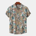 Détail d'une chemise de plage à manches courtes pour homme avec imprimé floral kaki. - 3XL / Hauts / Couleur Claire
