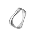 Vue macro montrant le design ondulé irrégulier minimaliste de la bague en acier titane argenté - Taille 6 / Argent Quadrilatère
