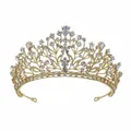 Vista dettagliata di un'elegante tiara da sposa dorata con scintillanti zirconi cubici - oro kc