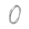 Détail d'une bague vague irrégulière en argent poli avec texture en métal liquide - Taille 6 / Argent Pentagone