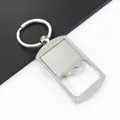 Gedetailleerde weergave van metalen flessenopener sleutelhanger met maatvoeringen - K11 (Dikke Schildstijl)