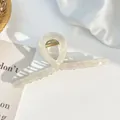 Pinza para el pelo grande de acetato con elegante patrón de mármol crema para peinados. - Color Sirena