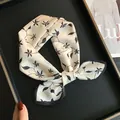 Schwarzer und weißer Seidenbaumwollschal im Vintage-Stil mit elegantem Blumenmuster für Damen - Schwarz Weiß Handbemalter Laub Stil (Z7-005)