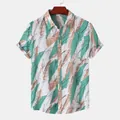 Vista frontal de una camisa de playa informal para hombre con rayas geométricas verdes - 3XL / Tops / Verde