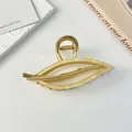 Elegante pinza de pelo de acetato con patrón de mármol crema y diseño de hoja dorada - Hoja / Blanco Roto