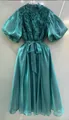 Robe élégante vert émeraude à manches bouffantes, lien à la taille et corsage plissé. - S / Hauts / Cyan