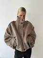 Schicke Oversized-Wolljacke in Hellbraun mit Stehkragen und Retro-Design für Damen - S / Oberteile / Khaki