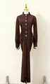 Volledig aanzicht van een elegante bruine maxi-jurk met lange mouwen en plooien op pop - S / Top En Bottom / Bruin
