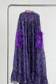 Detail van retro paisley maxi-jurk met paarse veren aan de mouwen en een paillettenkraag - S / Paarse Print (Stijl 1)