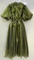 Vue détaillée d'une robe élégante vert olive à manches bouffantes avec reflet métallique - S / Hauts / Vert