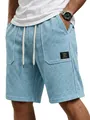 Detailansicht hellblaue Waffelstrick-Shorts für Herren mit Kordelzug und Taschendetail - S / Unterteile / Hellblau