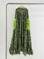 Detail van een losse maxi-jurk met vleermuismouwen, retroprint en groene veren - S / Donkergroene Print (Stijl 2)