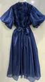 Détail d'une robe longue bleu marine élégante à manches bouffantes, volants et ceinture nouée. - S / Hauts / Bleu