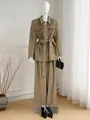 Detailoverzicht van khaki najaarspak met jasje met riem en broek met wijde pijpen - S / Top En Bottom / Khaki