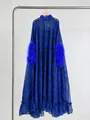 Detailweergave van een blauwe bloemenjurk met elegante veren details aan de mouwen. - S / Koningsblauwe Print (Stijl 3)