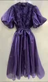 Vue détaillée d'une élégante robe violette à manches bouffantes et taille nouée raffinée. - S / Hauts / Violet