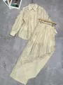 Detailweergave van de elegante crème set met kanten overhemd en broek met wijde pijpen - S / Top En Bottom / Beige