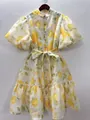 Détail d'une robe vintage française avec imprimé citron, bordure en dentelle et ourlet à volants - S / Robes / Jaune