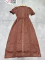 Gros plan sur les broderies et les boutons d'une robe mi-longue marron de style japonais - S / Marron