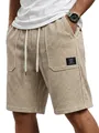 Detailansicht der khakifarbenen Waffel-Shorts für Herren mit Kordelzug und aufgesetzter Tasche. - S / Unterteile / Khaki