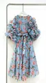 Gros plan sur les manches à volants multicouches et l'imprimé floral de la robe bleue - S / Haut Et Bas / Light Blue Floral