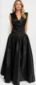 Gedetailleerd vooraanzicht van een elegante zwarte mouwloze lange jurk met V-hals en plooien - Zwart