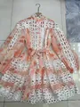Französisches Boho-Blumenkleid mit Stehkragen, Laternenärmeln und weißen Spitzeneinsätzen. - Rosa